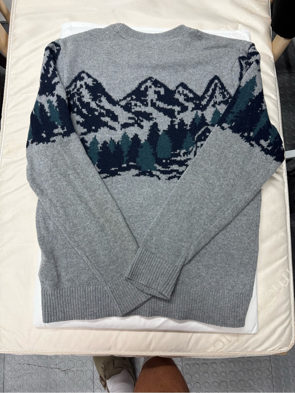 Abercrombie & Fitch Gray Mountain Cabin Graphic Sweater Sz L - Picture 2 of 4